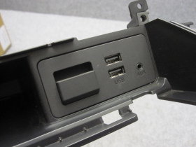 Mazda MX-5 ND RF USB HUB Unit AUX Ablagefach N243669U0